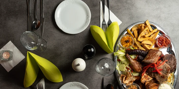 Mix grill: 1,2 kg masových specialit s přílohou a omáčkami