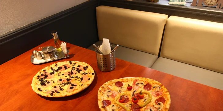 Pizza z pizzerie Da Adriano dle výběru z 15 druhů pro 2 nebo 4 osoby i Margherita