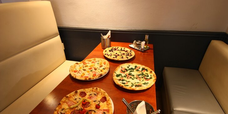 Pizza z pizzerie Da Adriano dle výběru z 15 druhů pro 2 nebo 4 osoby i Margherita
