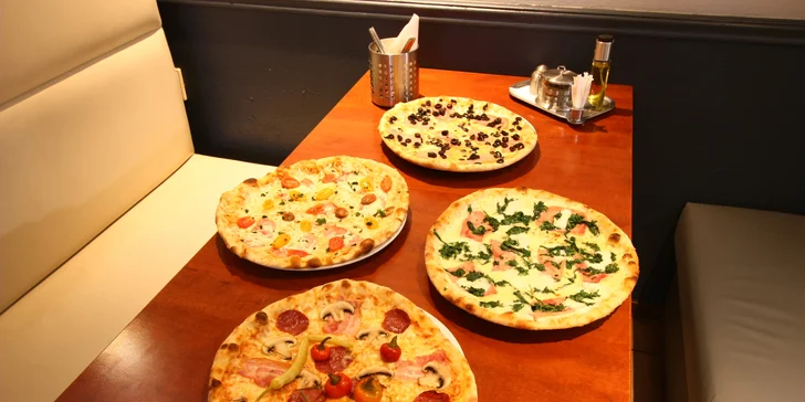 Pizza z pizzerie Da Adriano dle výběru z 15 druhů pro 2 nebo 4 osoby i Margherita