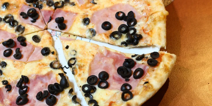 Pizza z pizzerie Da Adriano dle výběru z 15 druhů pro 2 nebo 4 osoby i Margherita