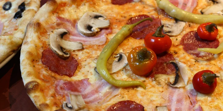 Pizza z pizzerie Da Adriano dle výběru z 15 druhů pro 2 nebo 4 osoby i Margherita