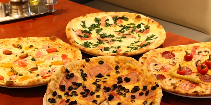 Pizza z pizzerie Da Adriano dle výběru z 15 druhů pro 2 nebo 4 osoby i Margherita