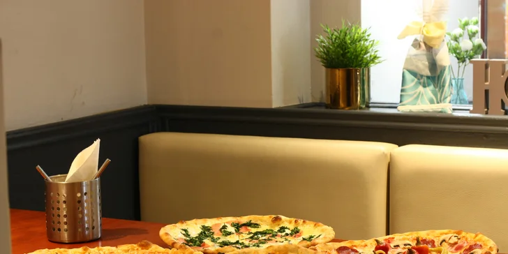 Pizza z pizzerie Da Adriano dle výběru z 15 druhů pro 2 nebo 4 osoby i Margherita