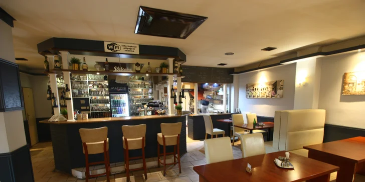 Pizza z pizzerie Da Adriano dle výběru z 15 druhů pro 2 nebo 4 osoby i Margherita