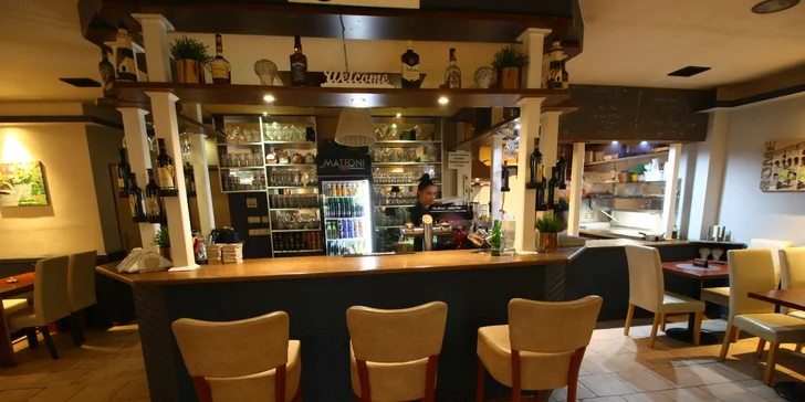 Pizza z pizzerie Da Adriano dle výběru z 15 druhů pro 2 nebo 4 osoby i Margherita