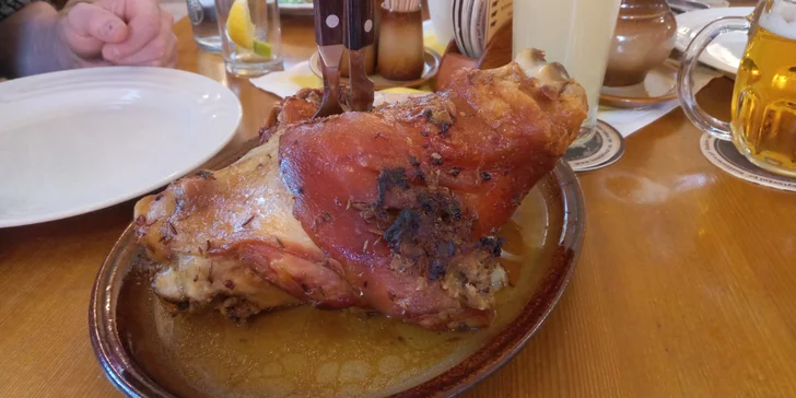 2 kg pečeného vepřového kolena s chlebem, feferonkami, hořčicí a křenem