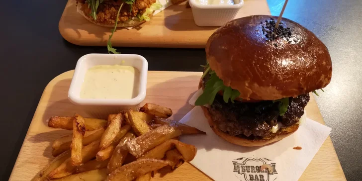 Burger podle výběru z 5 druhů vč. vege, hranolky a domácí limonáda pro 1 i 2 osoby