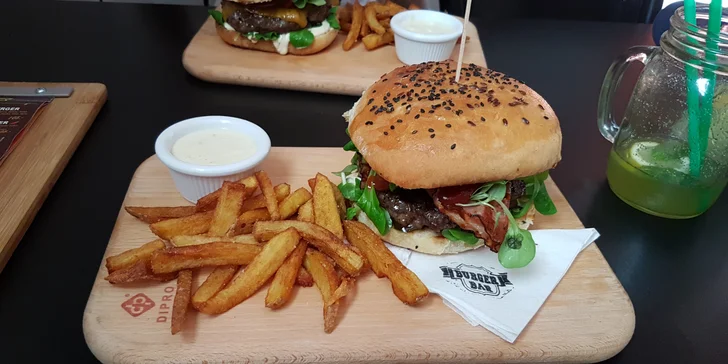 Burger podle výběru z 5 druhů vč. vege, hranolky a domácí limonáda pro 1 i 2 osoby