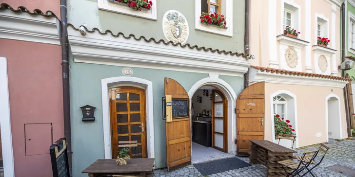 Káva nebo čaj s domácím dortem podle chuti: kavárna v centru Pardubic, 1 nebo 2 osoby