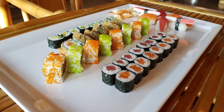 Japonská Ostrava: set 32 či 50 ks sushi s rybami, krevetami i avokádem