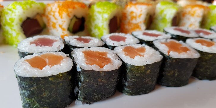 Set s 50 ks sushi pro dva: s rybami, krevetami, krabem i avokádem