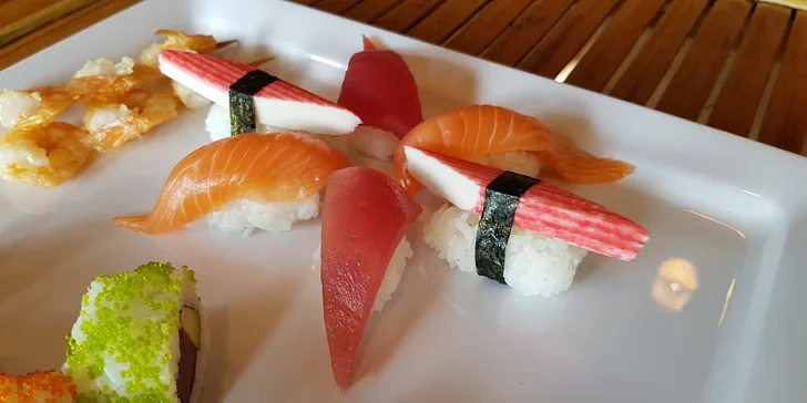 Japonská Ostrava: set 32 či 50 ks sushi s rybami, krevetami i avokádem
