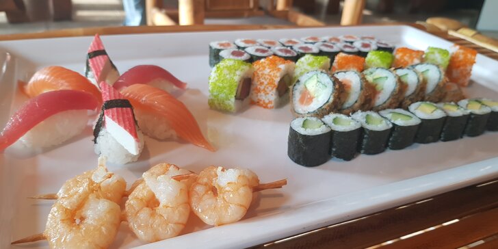 Set s 50 ks sushi pro dva: s rybami, krevetami, krabem i avokádem