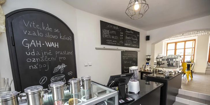 Káva nebo čaj s domácím dortem podle chuti: kavárna v centru Pardubic, 1 nebo 2 osoby