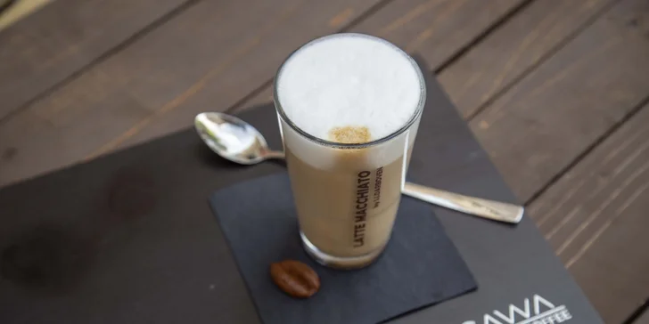 Káva s domácím dortem v nové stylové kavárně Gawa coffee pro jednu i dvě osoby