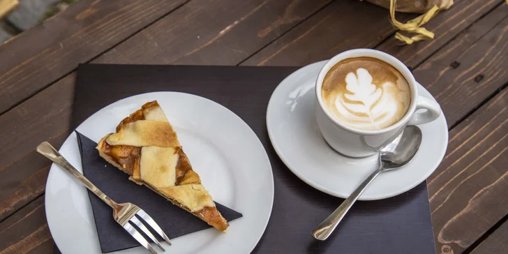 Káva s domácím dortem v nové stylové kavárně Gawa coffee pro jednu i dvě osoby