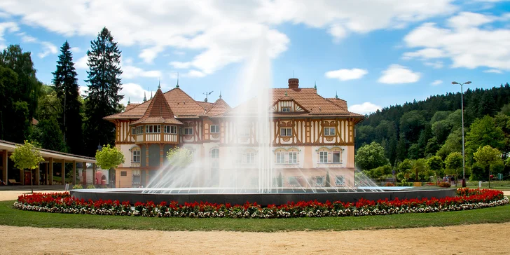 Pobyt v srdci Luhačovic: hotel na pěší zóně, polopenze, víno a výlety