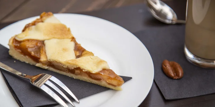 Káva nebo čaj s domácím dortem podle chuti: kavárna v centru Pardubic, 1 nebo 2 osoby
