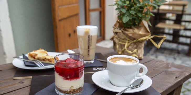 Káva s domácím dortem v nové stylové kavárně Gawa coffee pro jednu i dvě osoby