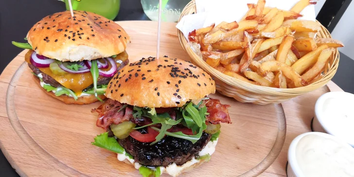 Burger podle výběru z 5 druhů vč. vege, hranolky a domácí limonáda pro 1 i 2 osoby