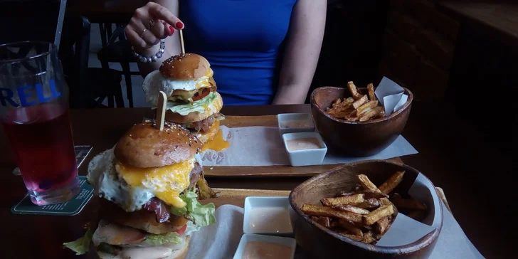 Past na pořádný hlad: 2x hovězí XXL burger s přílohou a čokoládový fondant