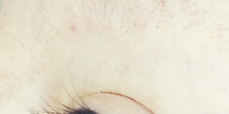 Permanentní make-up: oční linky nebo obočí pudrovou technikou