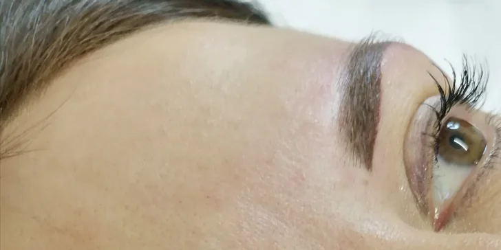 Permanentní make-up: oční linky nebo obočí pudrovou technikou