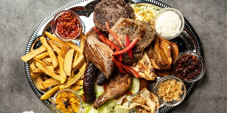 Mix grill: 1,2 kg masových specialit s přílohou a omáčkami