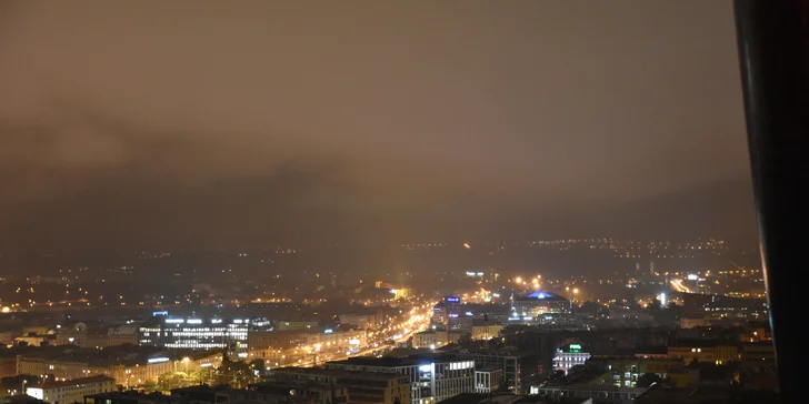 Exkluzivní 4chodová večeře od špičkového šéfkuchaře podávaná 50 metrů nad rozsvícenou Prahou