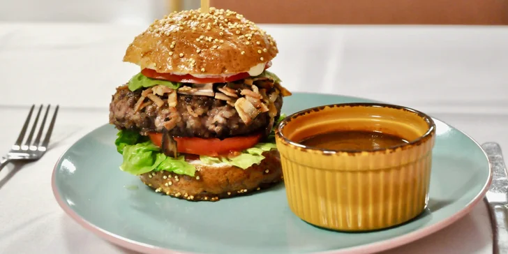 Burger z vyzralého hovězího v domácí bulce se slaninou, sýrem a kyselou okurkou