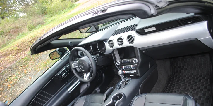 Ford Mustang GT 5.0 V8 Cabrio k zapůjčení na 6, 12 nebo 24 hodin