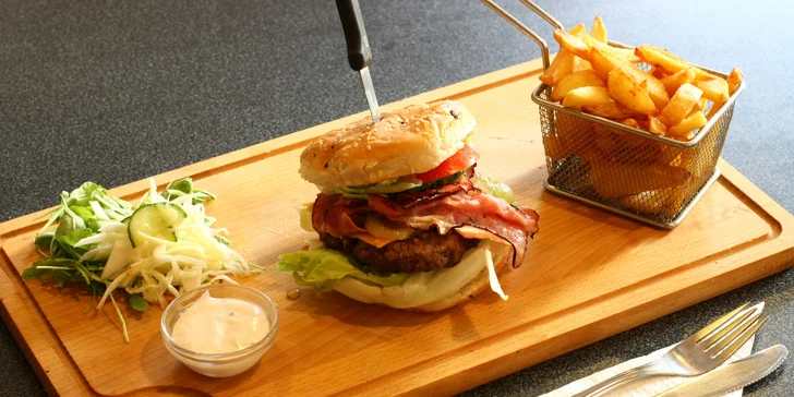 Burger dle výběru: Bacon nebo Chilli burger s hovězím masem, domácími hranolky i tatarkou pro 1 i 2