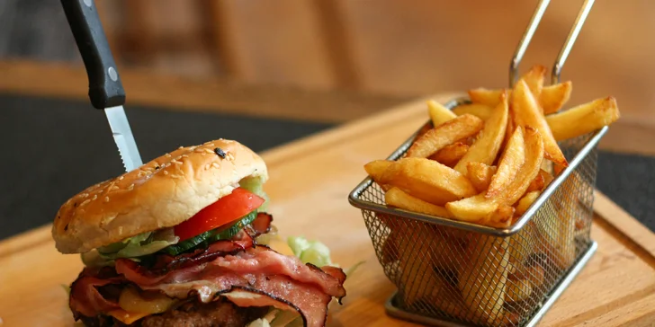 Burger dle výběru: Bacon nebo Chilli burger s hovězím masem, domácími hranolky i tatarkou pro 1 i 2