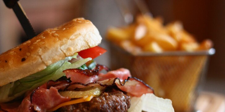 Burger dle výběru: Bacon nebo Chilli burger s hovězím masem, domácími hranolky i tatarkou pro 1 i 2
