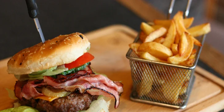 Burger dle výběru: Bacon nebo Chilli burger s hovězím masem, domácími hranolky i tatarkou pro 1 i 2