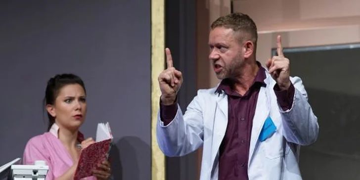 Vstupenka na divadelní komedii Doktor v nesnázích v Kině Dlabačov