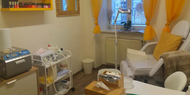 Pro upravené nehty: pedikúra a manikúra s lakem nebo shellacem