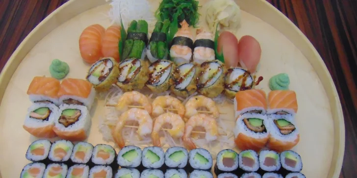 Porce rolovaných dobrot: 24 a 52 ks sushi s lososem, avokádem i krevetami