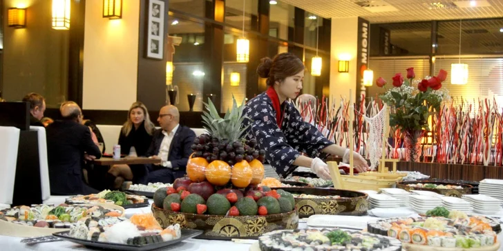Porce rolovaných dobrot: 24 a 52 ks sushi s lososem, avokádem i krevetami