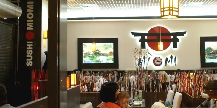 Porce rolovaných dobrot: 24 a 52 ks sushi s lososem, avokádem i krevetami