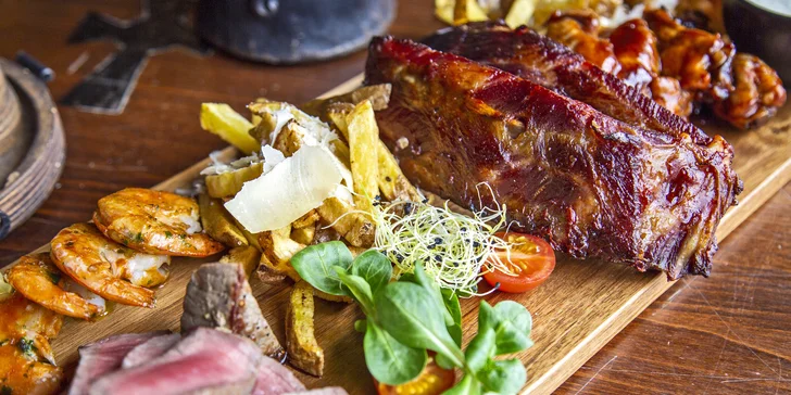 Masové prkno v irské restauraci pro 2 osoby: žebra, hovězí steak, křídla i krevety