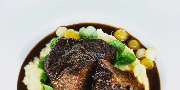 Otevřené vouchery až na 2000 Kč do River Garden Grill: steaky, sezónní pochoutky i speciality s lanýži