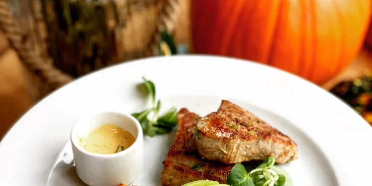 Otevřené vouchery až na 2000 Kč do River Garden Grill: steaky, sezónní pochoutky i speciality s lanýži