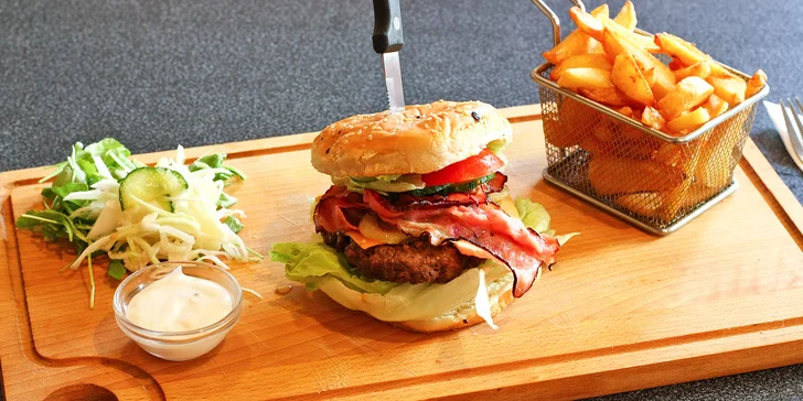 Burger dle výběru: Bacon nebo Chilli burger s hovězím masem, domácími hranolky i tatarkou pro 1 i 2