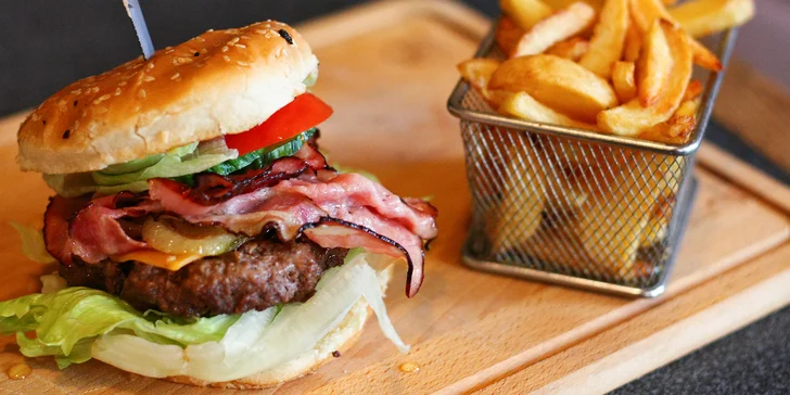 Burger dle výběru: Bacon nebo Chilli burger s hovězím masem, domácími hranolky i tatarkou pro 1 i 2