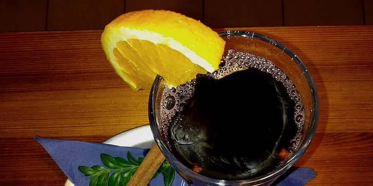Zahřejte se v Cafe Once: Svařené víno či horký nápoj dle výběru pro dvě osoby