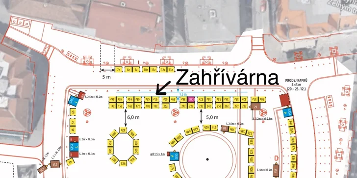Svařené pivo, víno a nachmelená hruška na vánočním trhu ve stánku Zahřívárna