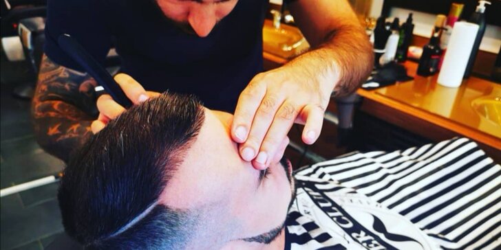 Módní pánský střih či úprava vousů v tradičním barber shopu