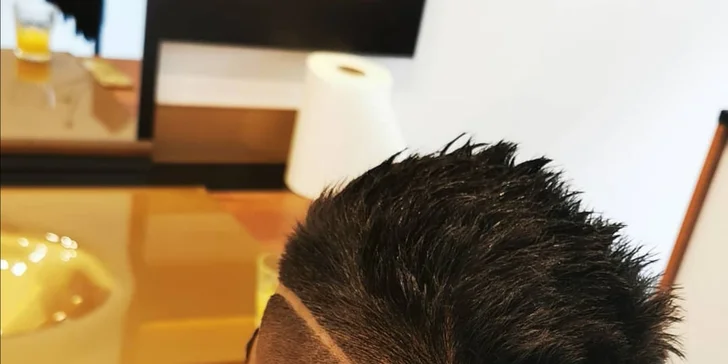 Módní pánský střih či úprava vousů v tradičním barber shopu